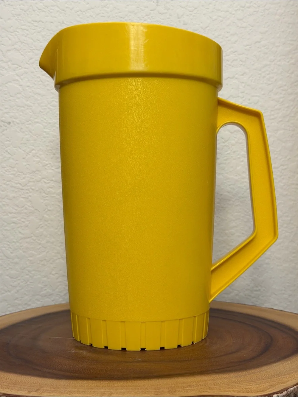 VTG Tupperware 1.5 Quart Yellow Pitcher w/ Push Button Lid #874-14